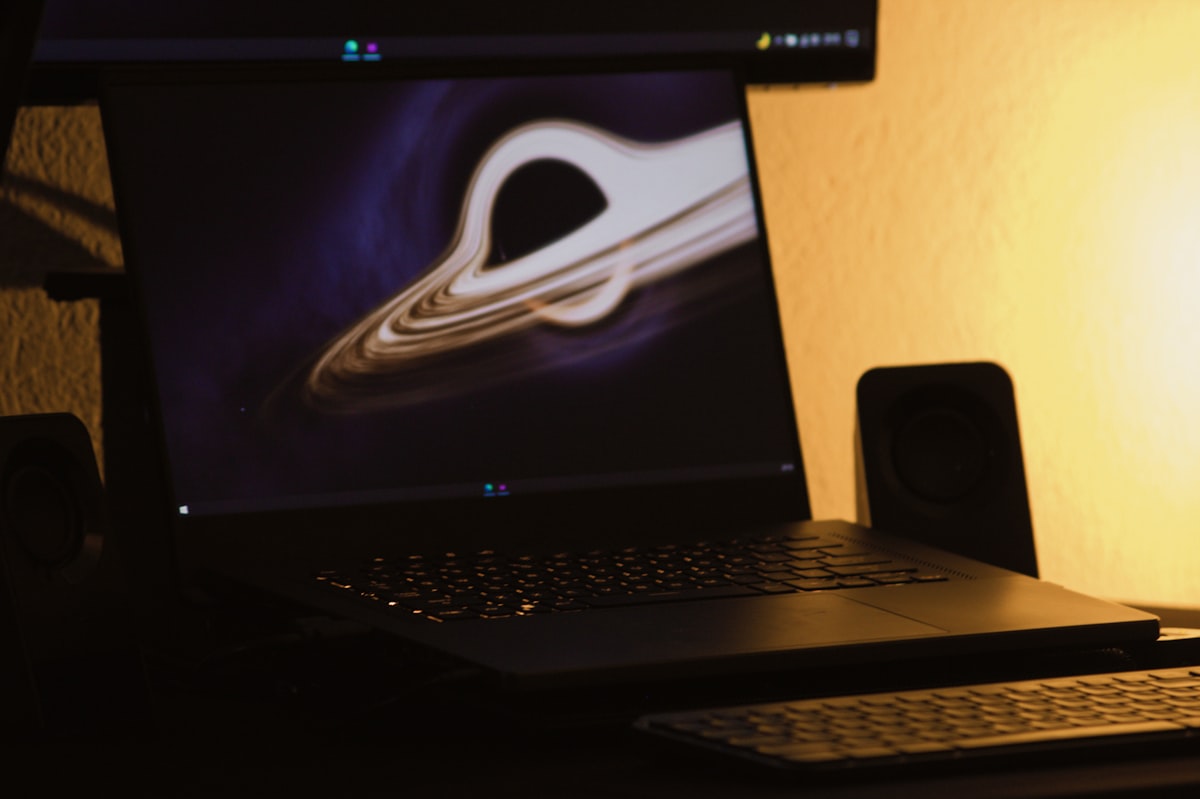 クラウドワークスのデメリットと失敗パターンのイメージ（ノートPC）